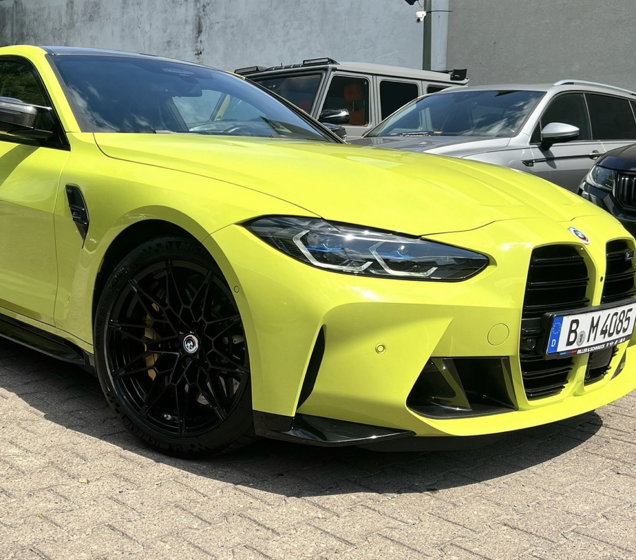 BMW M4 Competition in Sao-Paulo-Gelb, frisch aufbereitet von Cardetailing Sariza